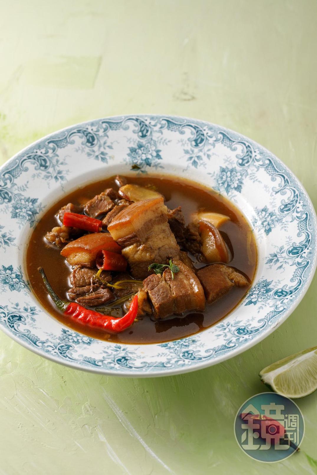與林泉主廚聯名的「東北酸辣滷肉」加上南薑、香茅等香料滷製，屬於輕盈且不膩口的泰式風味。（290元／包）