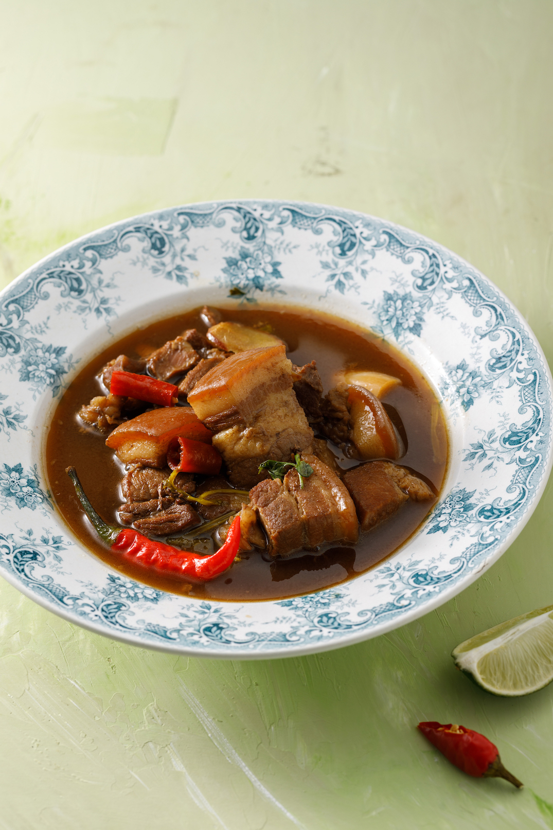 與林泉主廚聯名的「東北酸辣滷肉」加上南薑、香茅等香料滷製，屬於輕盈且不膩口的泰式風味。（290元／包）