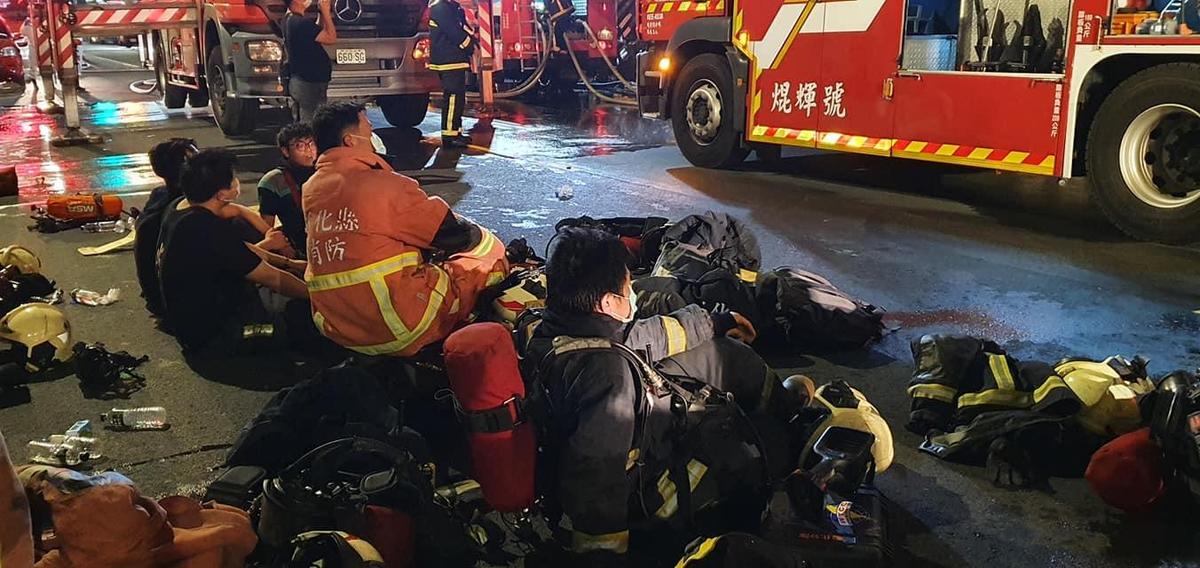 彰化市喬友大廈昨日晚間發生大火，陳姓消防員因空氣瓶氧氣耗盡不幸殉職。（翻攝彰化踢爆網臉書）