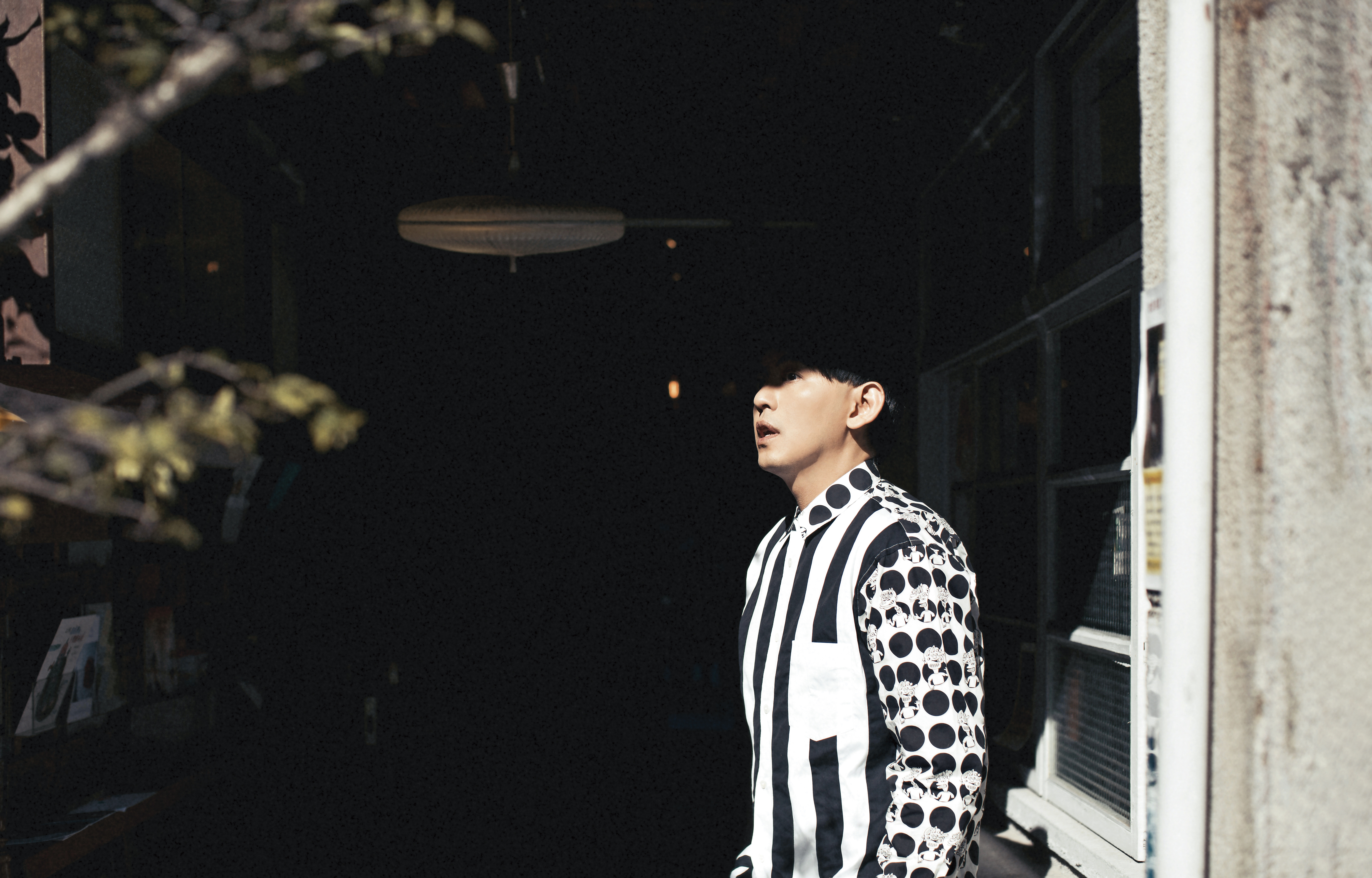 找了歌手來談演唱會，結果演唱會停了，之後要播的節目也得修改。工作上他不是不苦惱，但黃子佼盡量想著，他在疫情之間所收穫的。