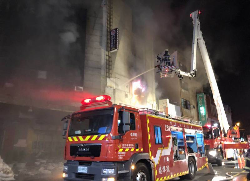 喬友大樓惡火釀4死悲劇,隔離檢疫者逃生話題再次引發關注。(翻攝畫面)