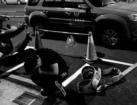 昨晚彰化防疫旅館大火，一名消防員殉職，有網友po出現場消防員跪地，疑似掩面為同袍哭泣的照片，惹人鼻酸。（翻攝臉書彰化人大小事）