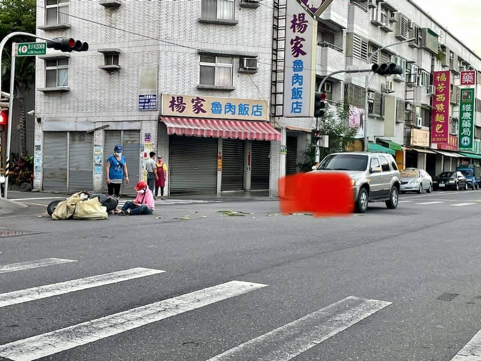 台東一位阿嬤在趕去賣菜的途中,不慎與汽車發生擦撞。(翻攝自臉書「就是愛台東」)