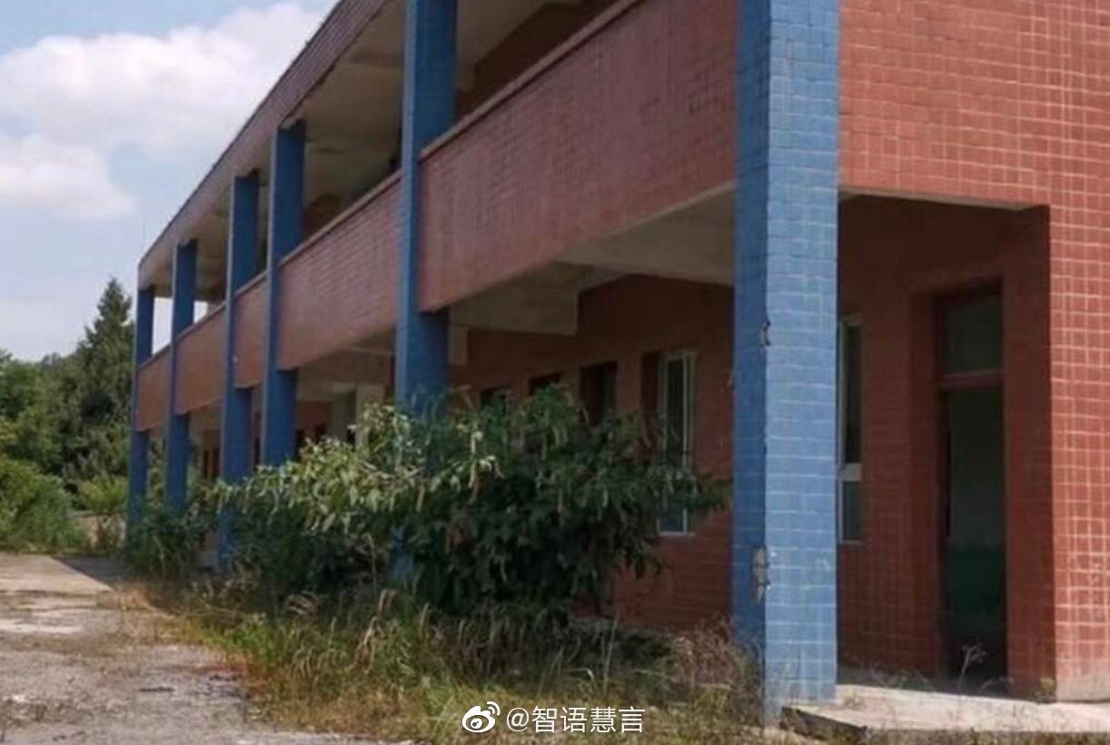 網友發現古天樂2010年創辦的學校,校園因廢棄多年已成廢墟。(微博圖片)