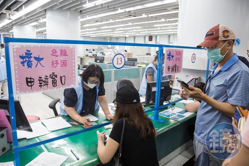 許多人生計受到疫情影響，對此政府推出「紓困4.0」給予補助。（示意圖，本刊資料照）