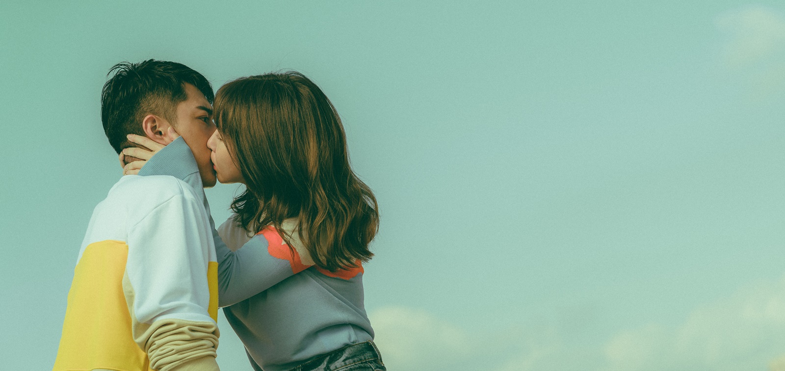 瑤瑤出動出擊，「唇與唇相交」速度感襲擊蔡凡熙。（皮諾丘電影提供）