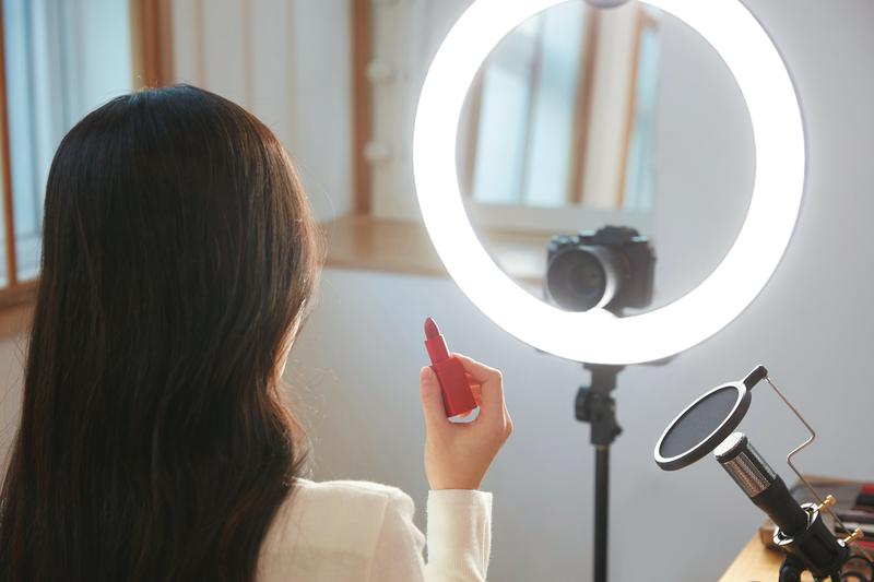 一位女網友抱怨男友有空時不願花時間、花錢在自己身上，反倒「斗內」爆奶直播主。（本刊資料照）