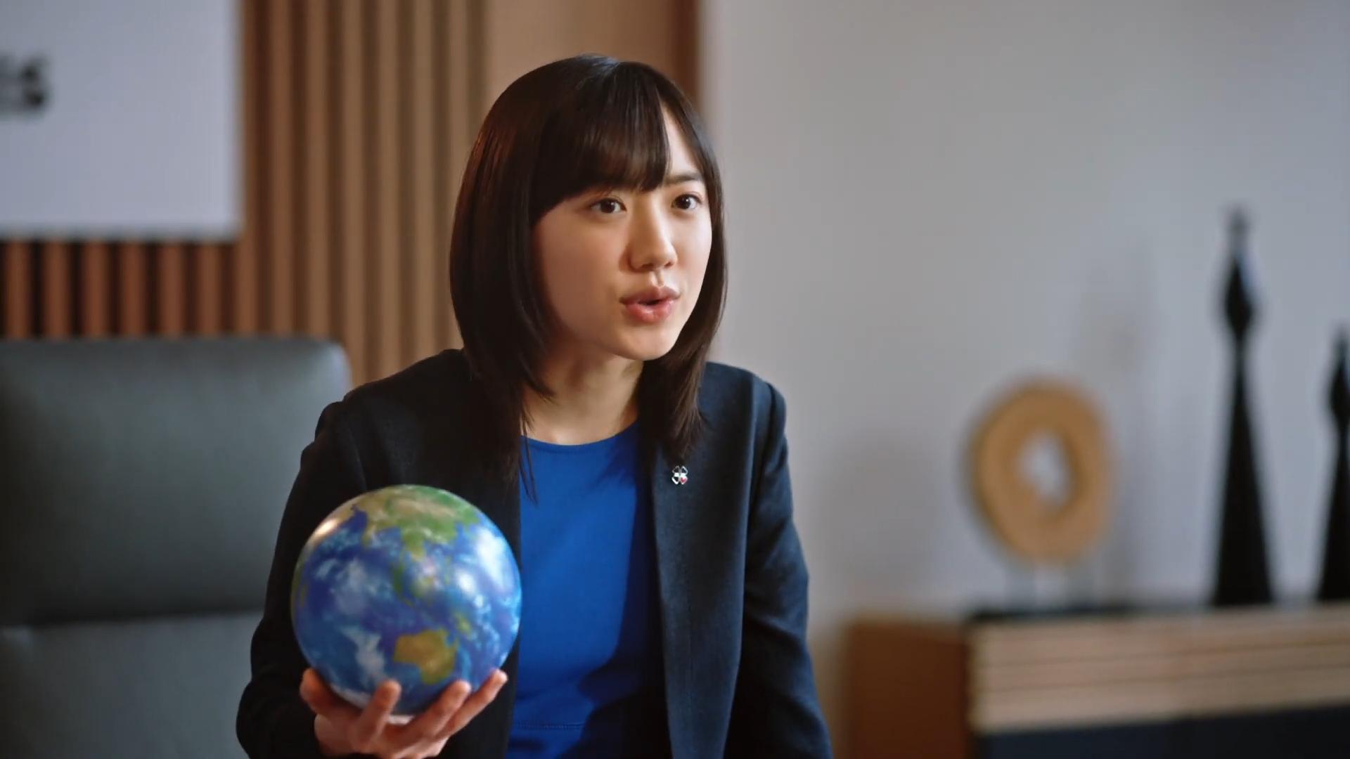 蘆田愛菜的學霸形象吸引大批廠商找上門，目前手上有12家廣告代言。（翻攝畫面）