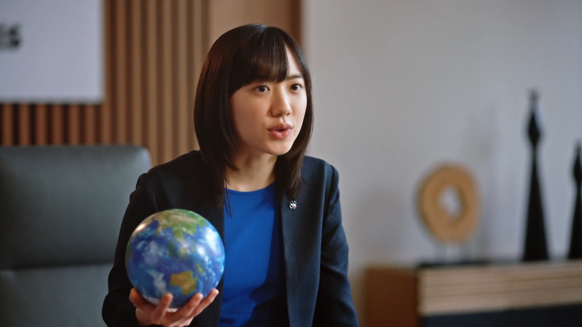 蘆田愛菜的學霸形象吸引大批廠商找上門，目前手上有12家廣告代言。（翻攝畫面）