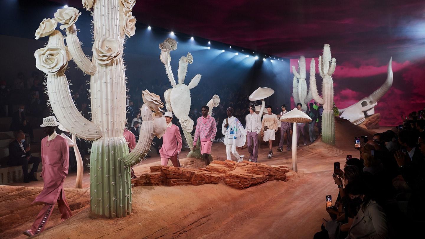 Dior 2022年夏季男裝系列秀場,布置成一座奇異迷幻的巨型玫瑰與仙人掌花園。(翻攝自Dior官網)