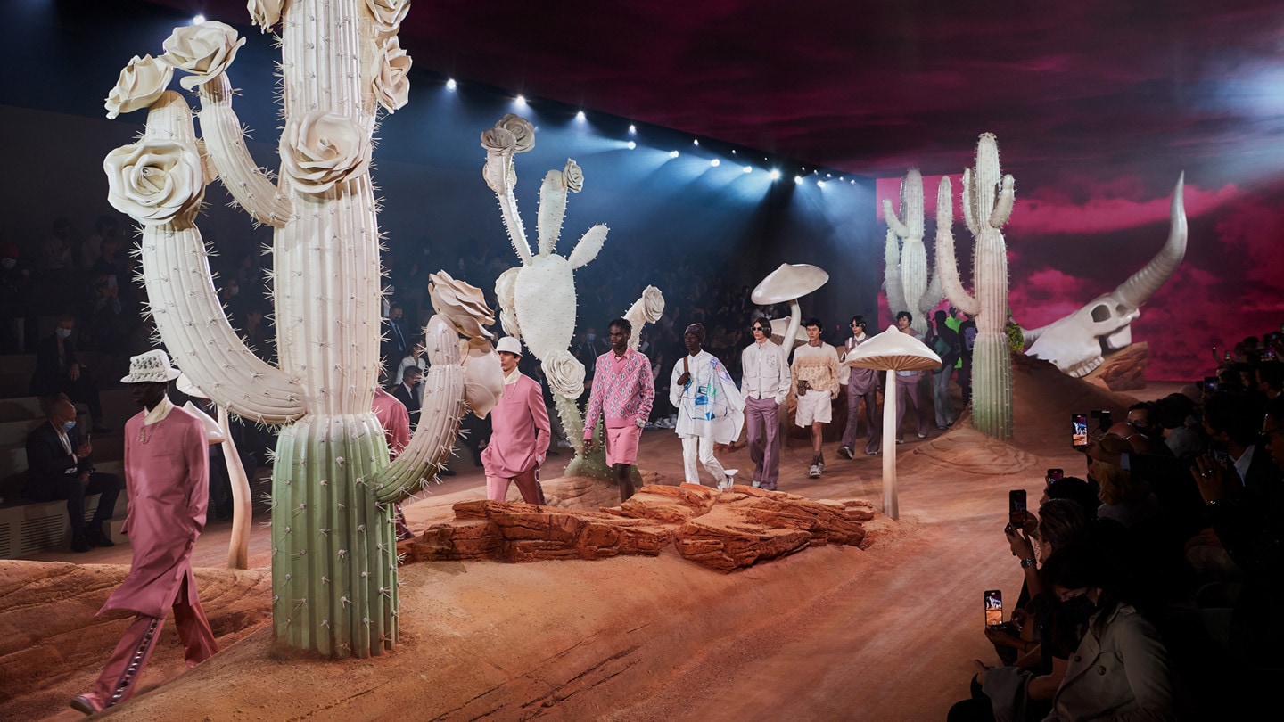 Dior 2022年夏季男裝系列秀場，布置成一座奇異迷幻的巨型玫瑰與仙人掌花園。（翻攝自Dior官網）