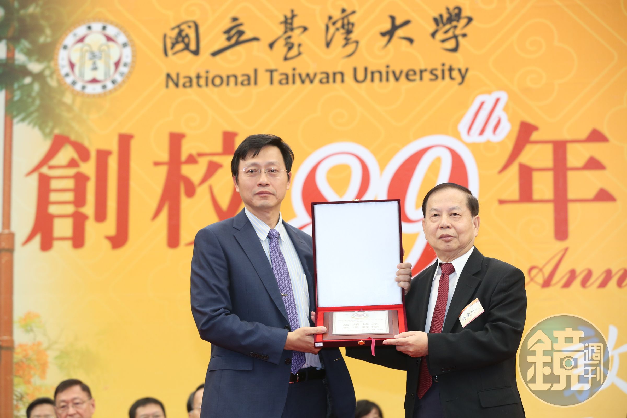 本刊取得好心肝關鍵對話，好心肝基金會董事長許金川（右）曾傳訊給黃珊珊。