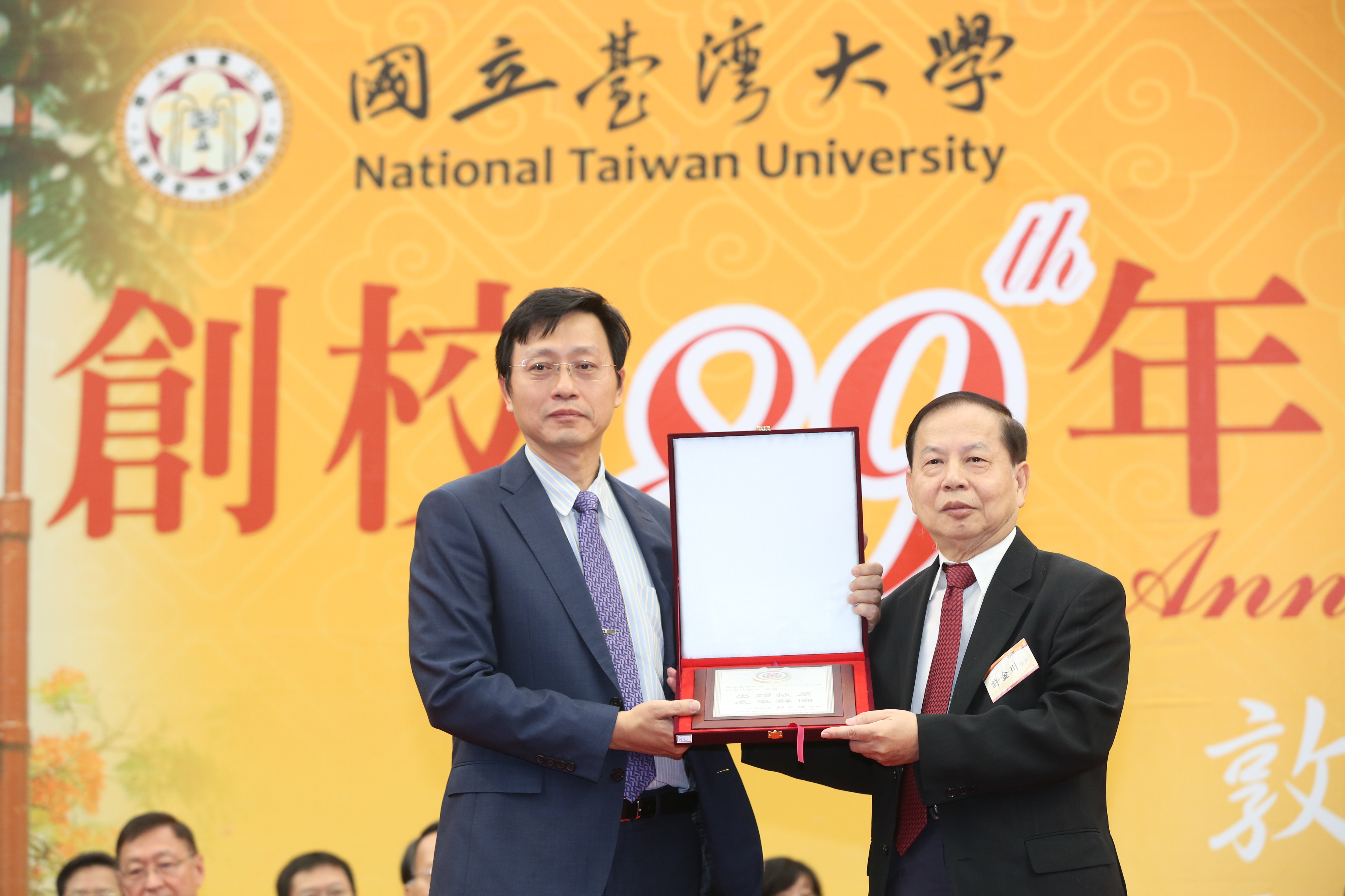 本刊取得好心肝關鍵對話，好心肝基金會董事長許金川（右）曾傳訊給黃珊珊。