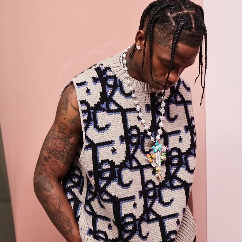 Travis Scott親自配戴亮相的仙人掌項鍊，是本季的亮點。（翻攝自Victoire de Castellane IG）