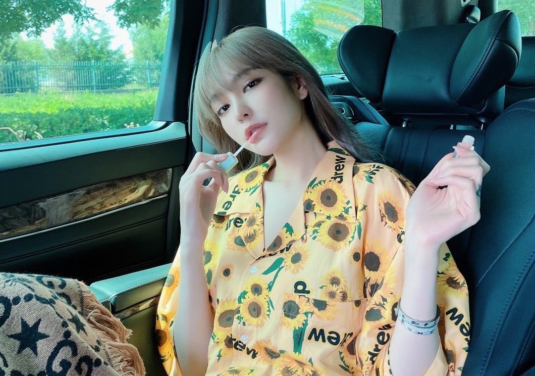 與小豬羅志祥結束9年之戀後，周揚青事業及感情衝出新局面。（翻攝自周揚青微博）