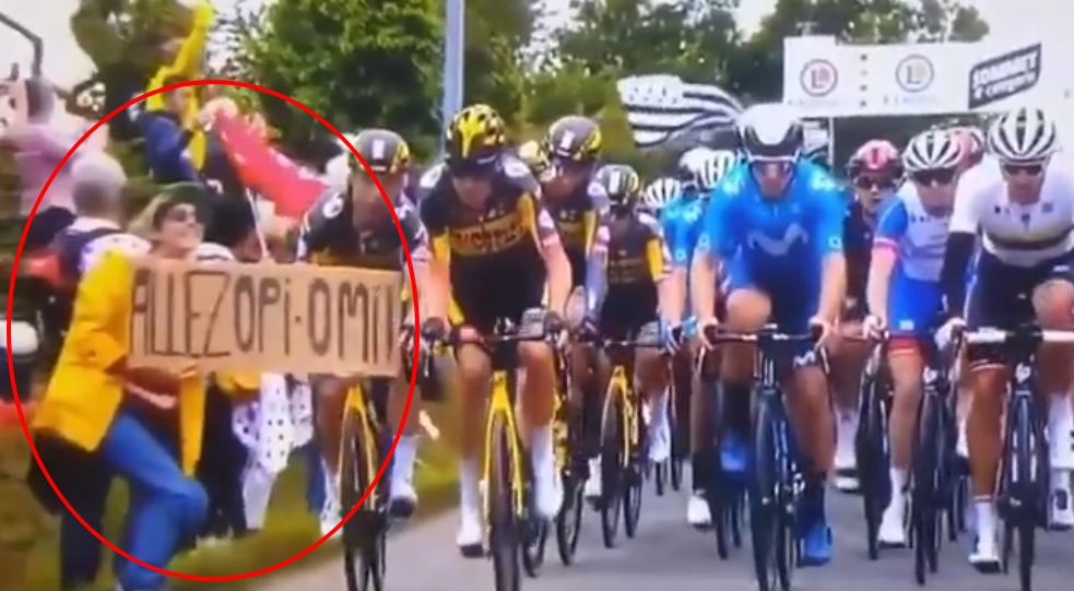 環法自行車賽發生粉絲舉牌亂入導致嚴重的車禍意外。(翻攝自推特@MUHQNews)