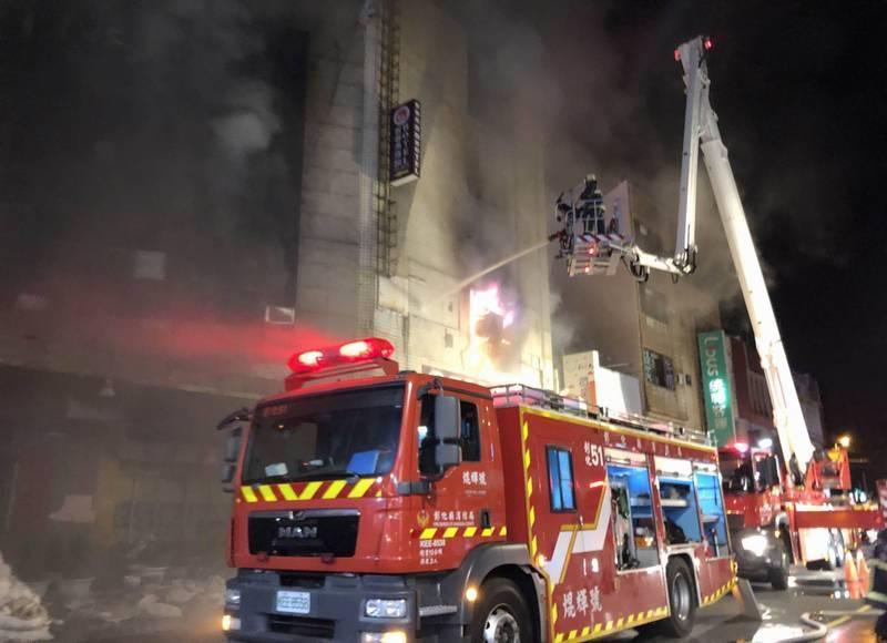 「喬友大樓」大火造成4人死亡、20人受傷，其中有1名消防員陳志帆殉職、2名消防員分別受到輕重傷。（資料照片）