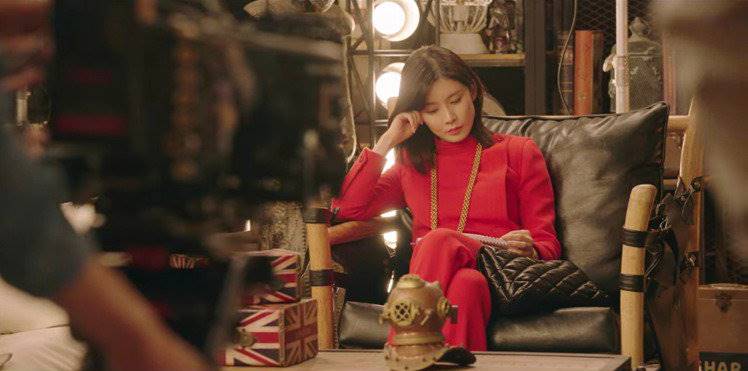 李寶英在《我的上流世界》最後一集中，讓Puffer Sade緊貼在她腿旁。（翻攝自網路）