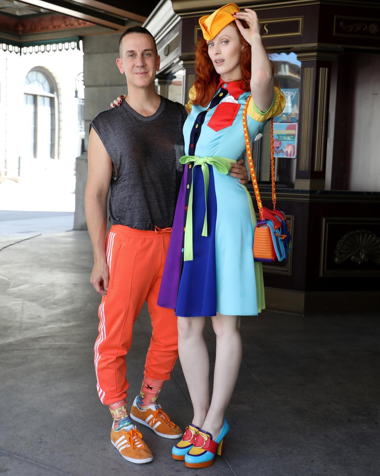 創意總監Jeremy Scott（左）邀來紅髮超模Karen Elson（右）領銜主演春裝秀。（MOSCHINO提供）