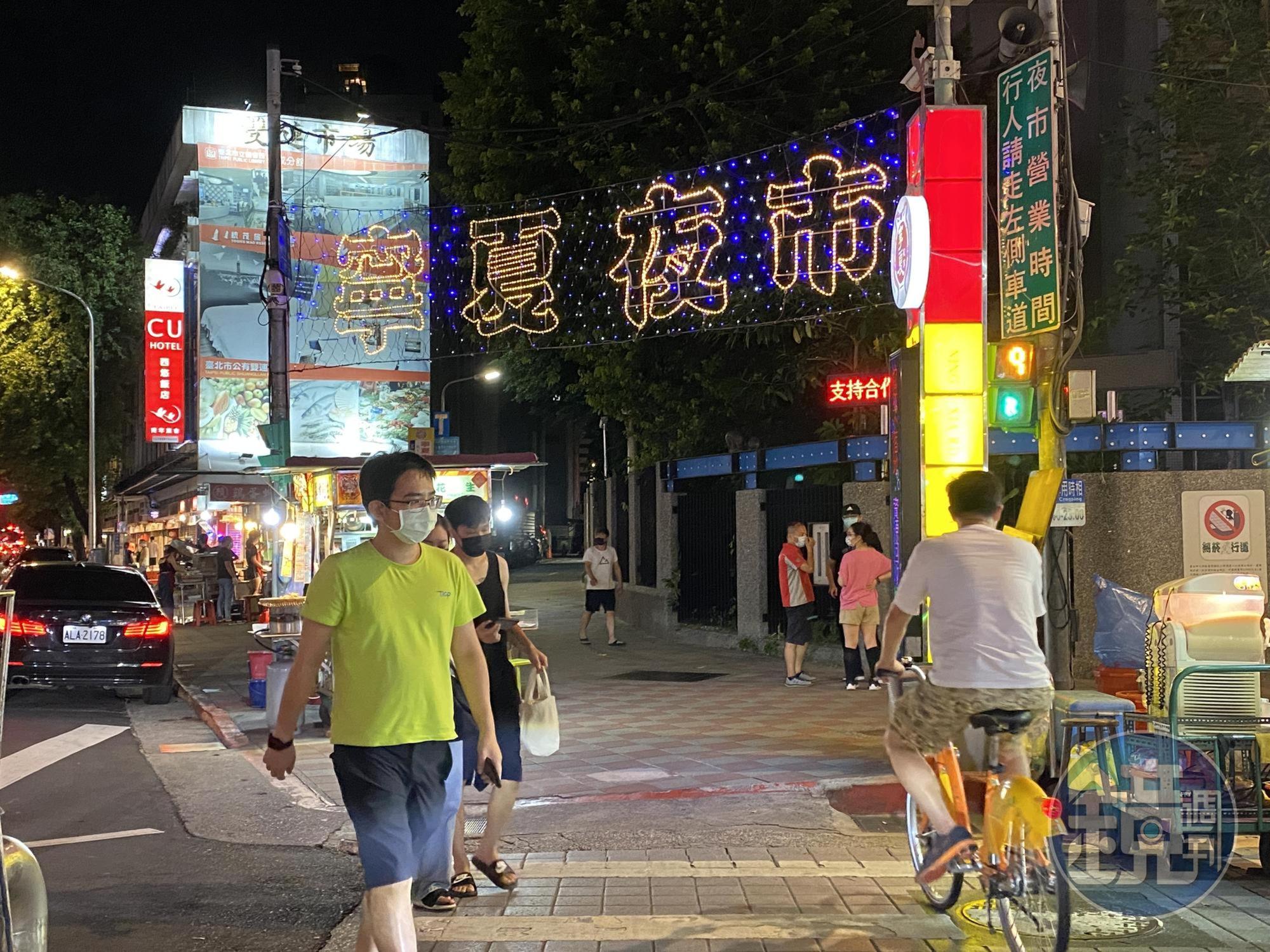 台北市率先宣布開放部分夜市「微解封」，圖為寧夏夜市昨日情況。