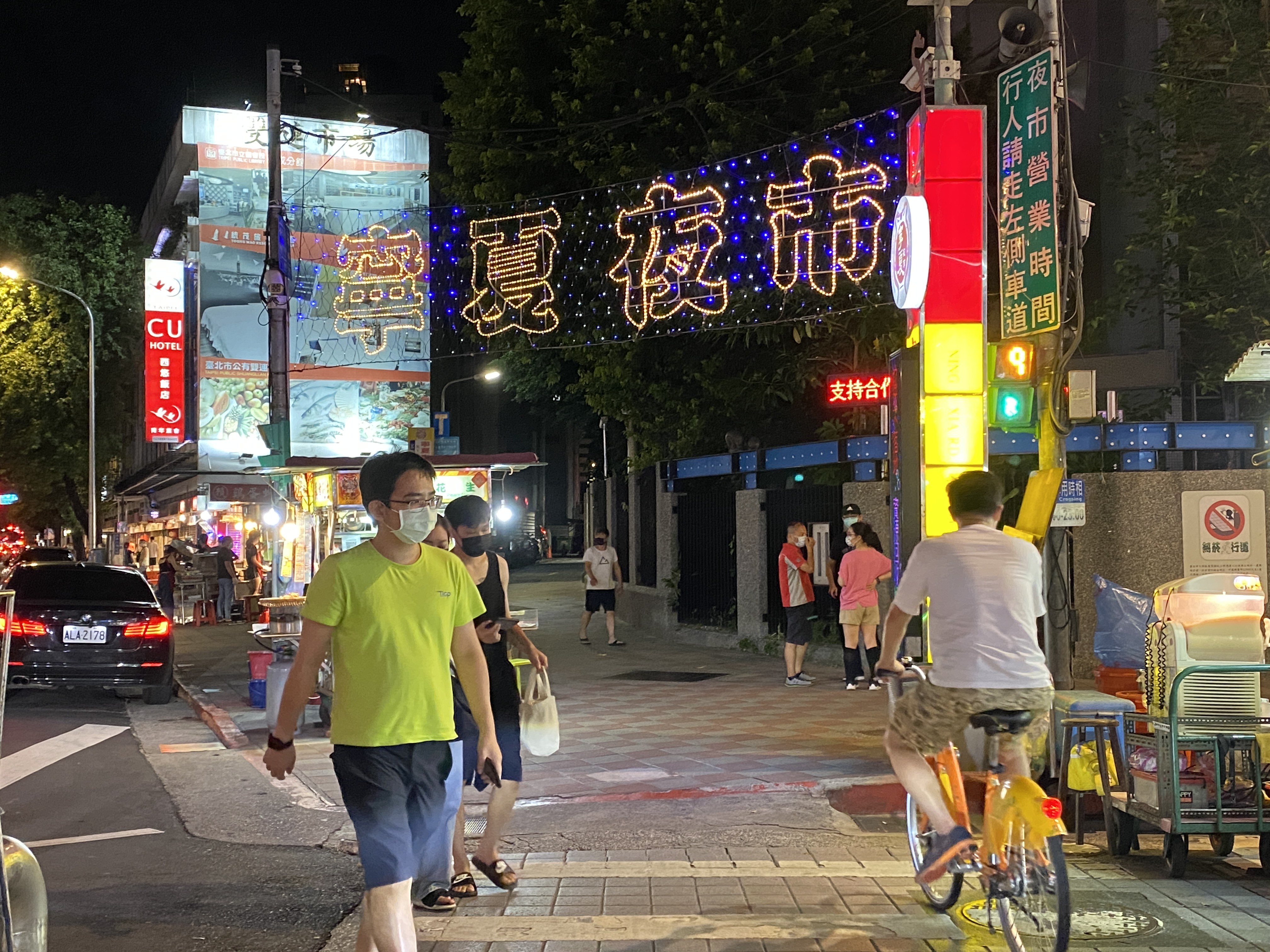 台北市率先宣布開放部分夜市「微解封」，圖為寧夏夜市昨日情況。