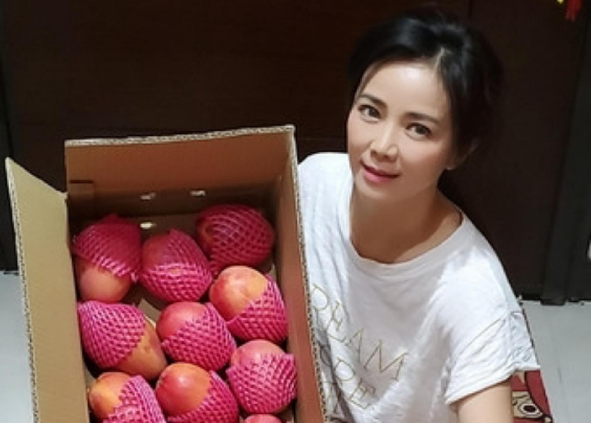 陳仙梅因為心疼果農心血被糟蹋,行動力挺支持,訂購數箱愛文芒果。(翻攝自陳仙梅臉書)