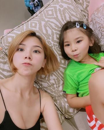 蕾拉已有一6歲女兒，坦言想去做胸部整型。（翻攝自蕾拉IG）