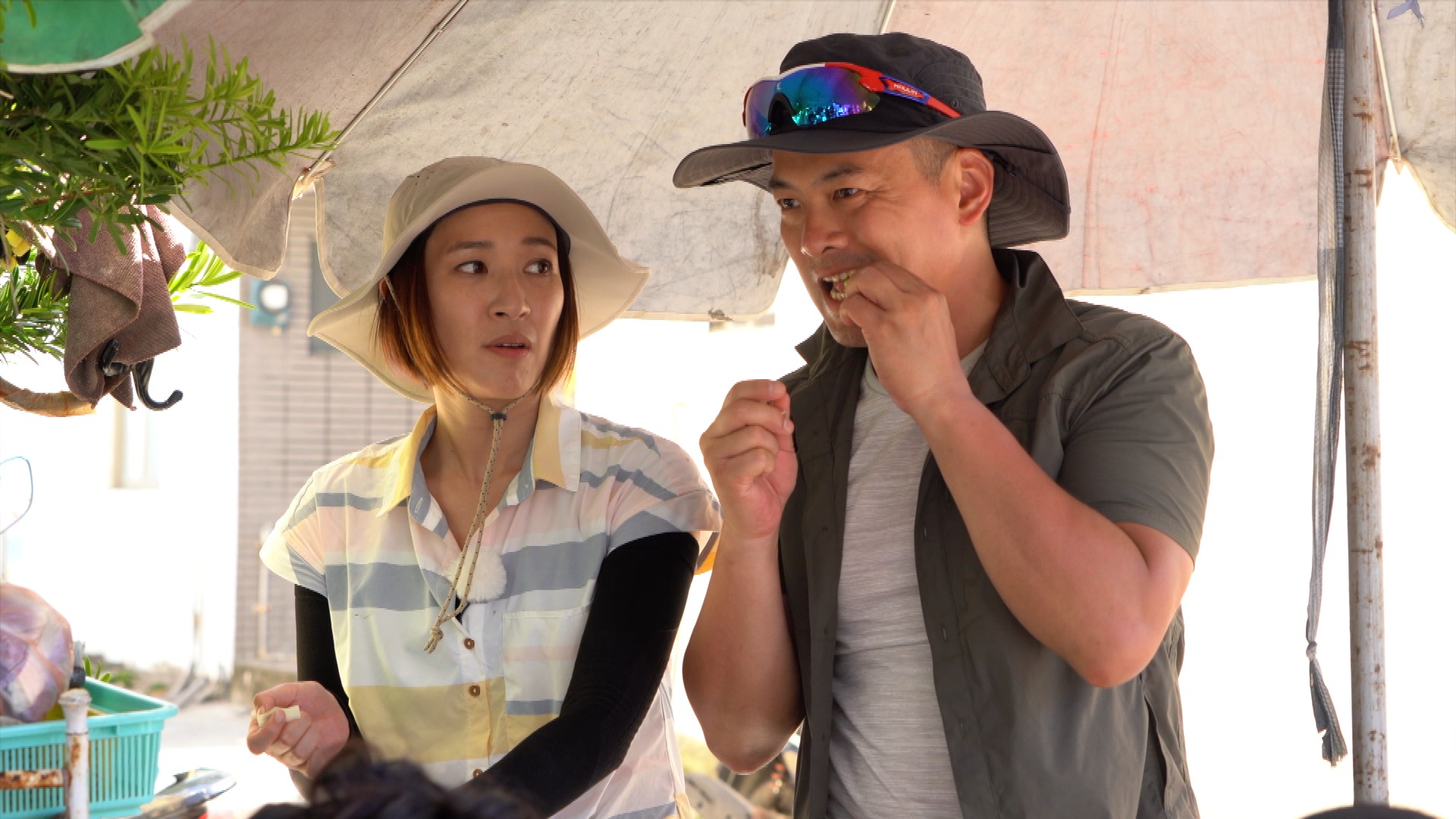 小兵（右）與湘涵（左）在處理食材時，誤食未煮過的生芋頭莖。（公視提供）