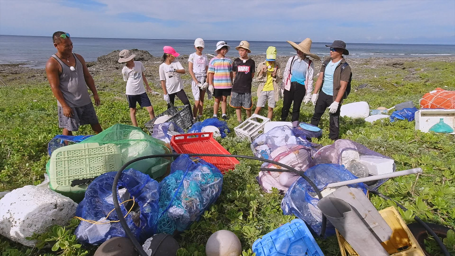 小兵、湘涵與小小背包客在蘭嶼透過淨灘了解垃圾問題。（公視提供）
