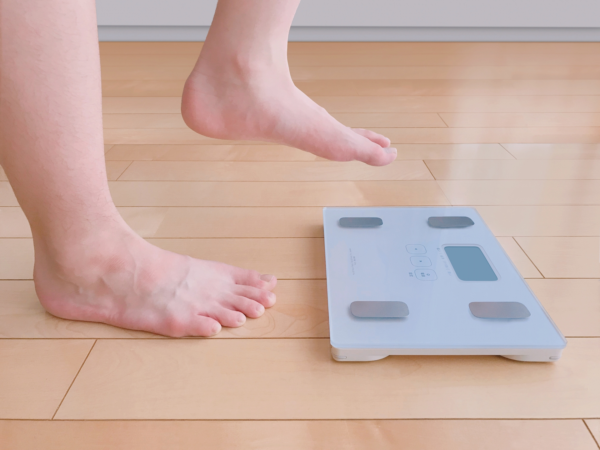 防疫期間民眾長時間待在家導致三餐不規律，作息混亂，體重直線上升。（示意圖，photoAC）