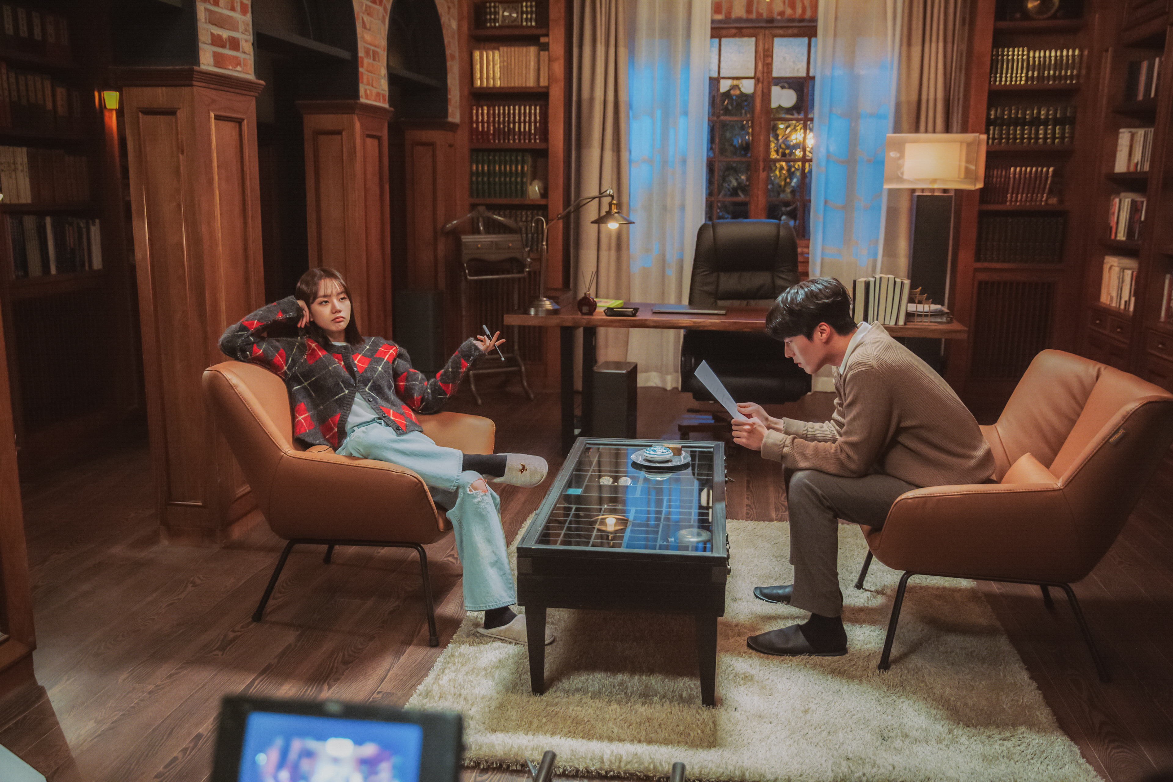 張基龍(右)在《我的室友是九尾狐》中個性沉穩內斂,惠利則活潑又無厘頭,形成反差。(愛奇藝國際站提供)