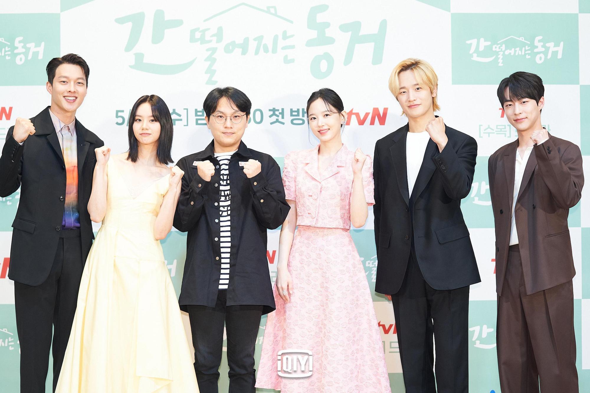 《我的室友是九尾狐》集結新生代話題演員,由《百日的郎君》導演南成祐(左三)執導。(愛奇藝國際站提供)