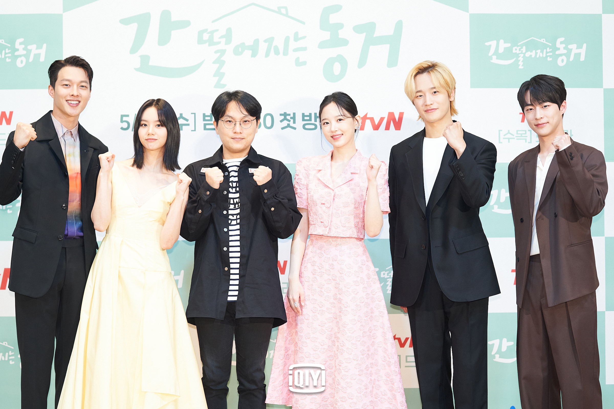 《我的室友是九尾狐》集結新生代話題演員,由《百日的郎君》導演南成祐(左三)執導。(愛奇藝國際站提供)
