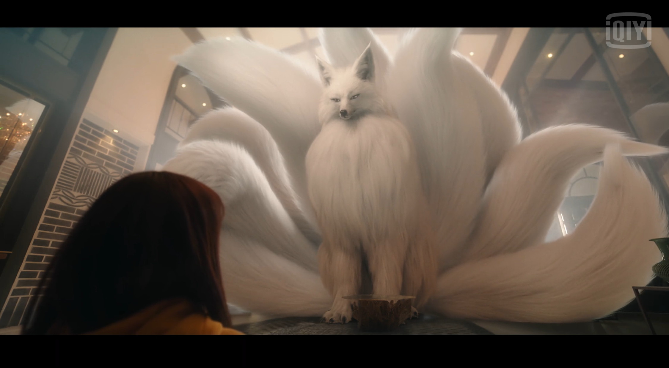 《我的室友是九尾狐》中張基龍九尾狐真面目現形，惠利當場嚇暈。（翻攝自愛奇藝國際站）