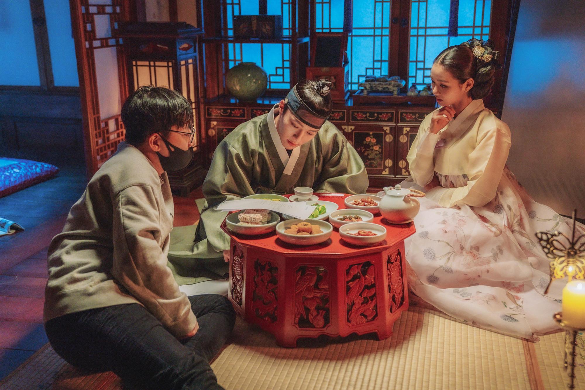 劇中的古代場景也藏著美術團隊的巧思，導演南成祐（左）大讚團隊的用心讓他得以專注於呈現張基龍（中）的情感。（愛奇藝國際站提供）