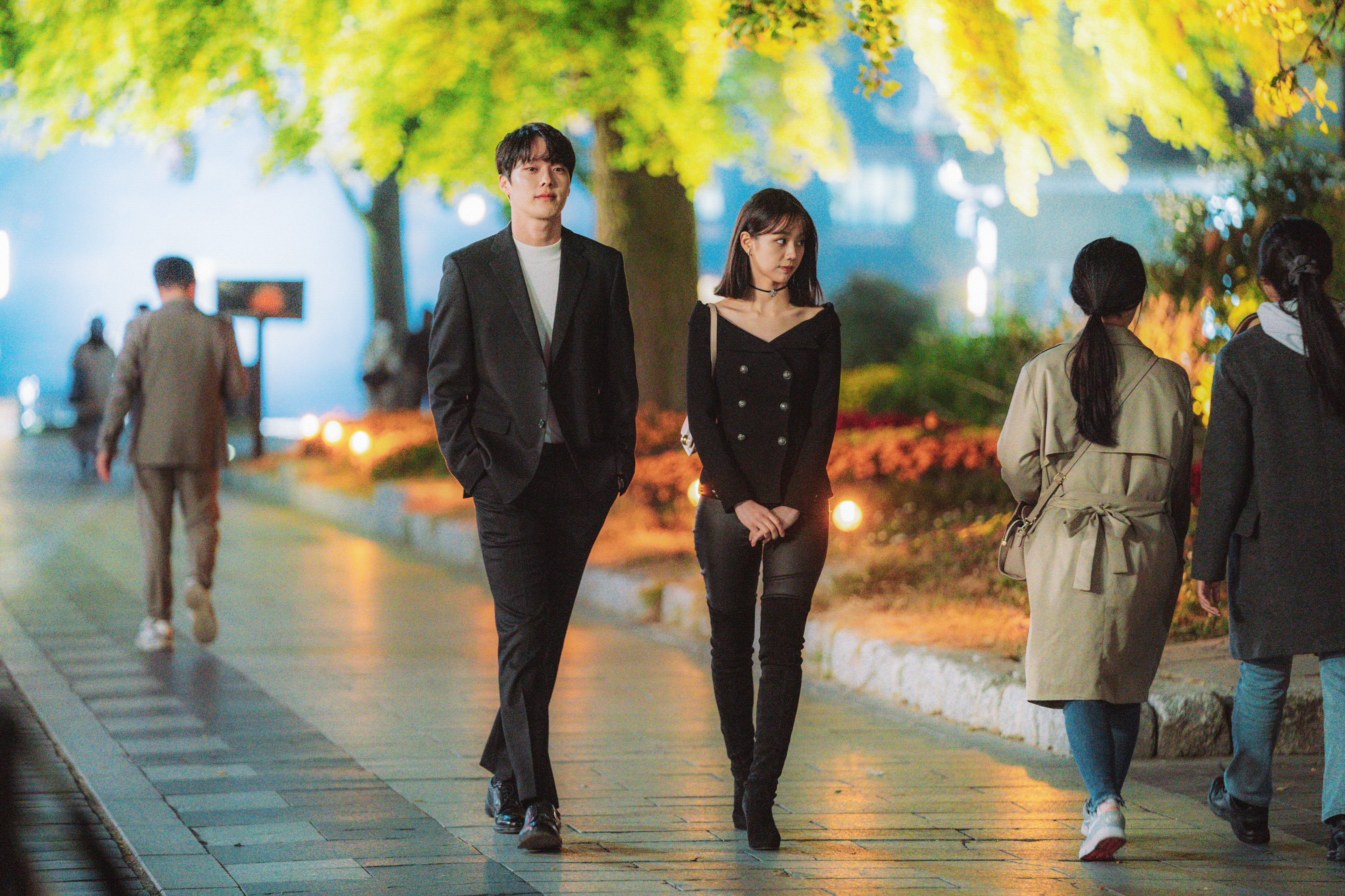 張基龍（左）與惠利兩人在《我的室友是九尾狐》戲裡及戲外都展現十足默契，選角令觀眾相當滿意。（愛奇藝國際站）