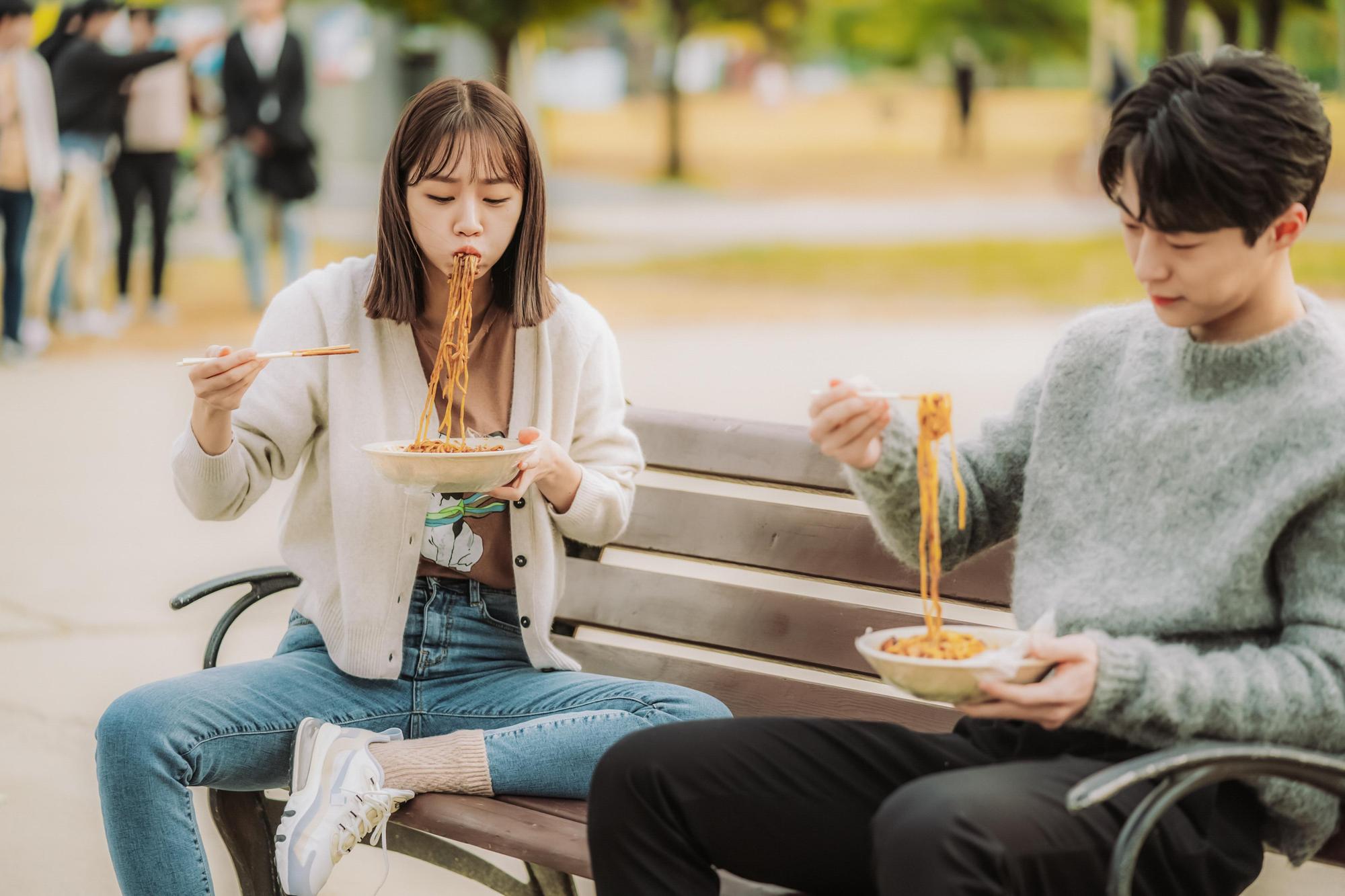 惠利（左）在劇中不計形象演出，笑壞不少觀眾。右為裴仁赫。（愛奇藝國際站提供）