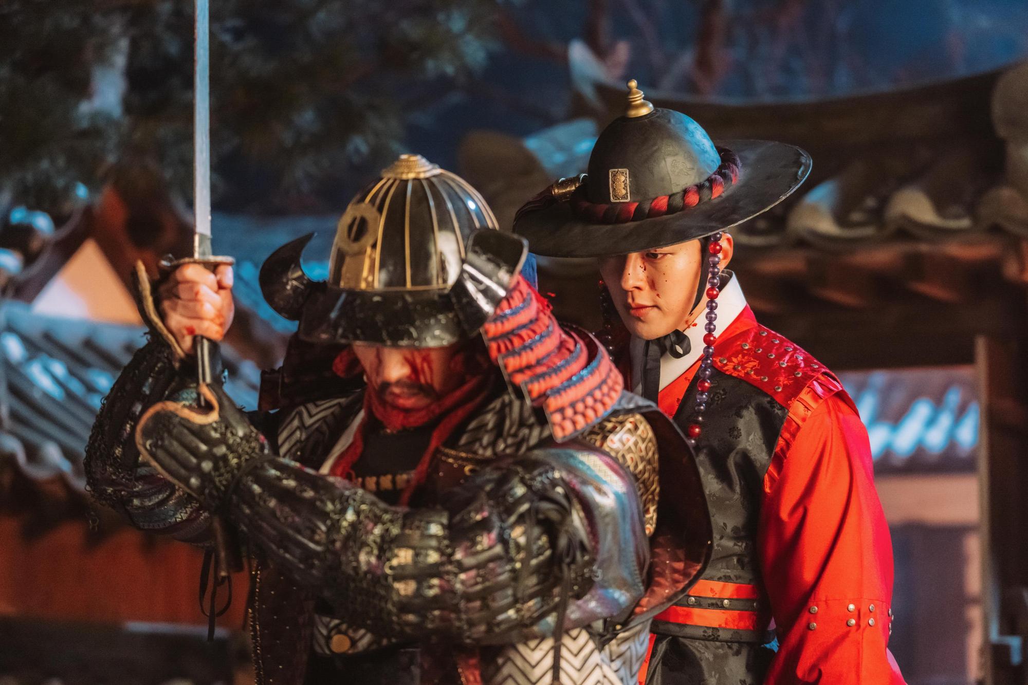 劇中張基龍因活了900多年也變化了許多不同時代的造型，導演大讚他眼神到位更讓整體表演加分。（愛奇藝國際站提供）