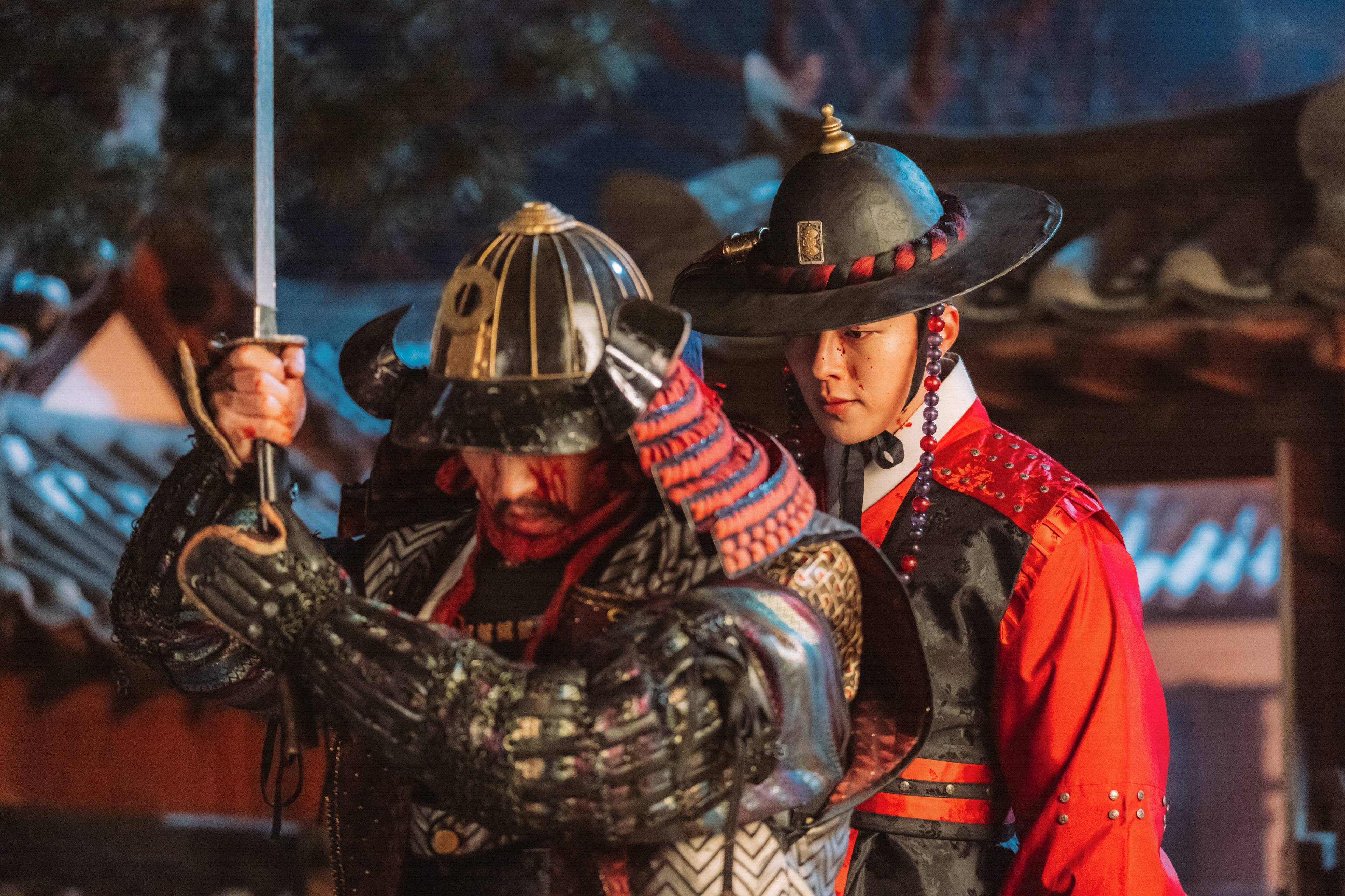 劇中張基龍因活了900多年也變化了許多不同時代的造型，導演大讚他眼神到位更讓整體表演加分。（愛奇藝國際站提供）