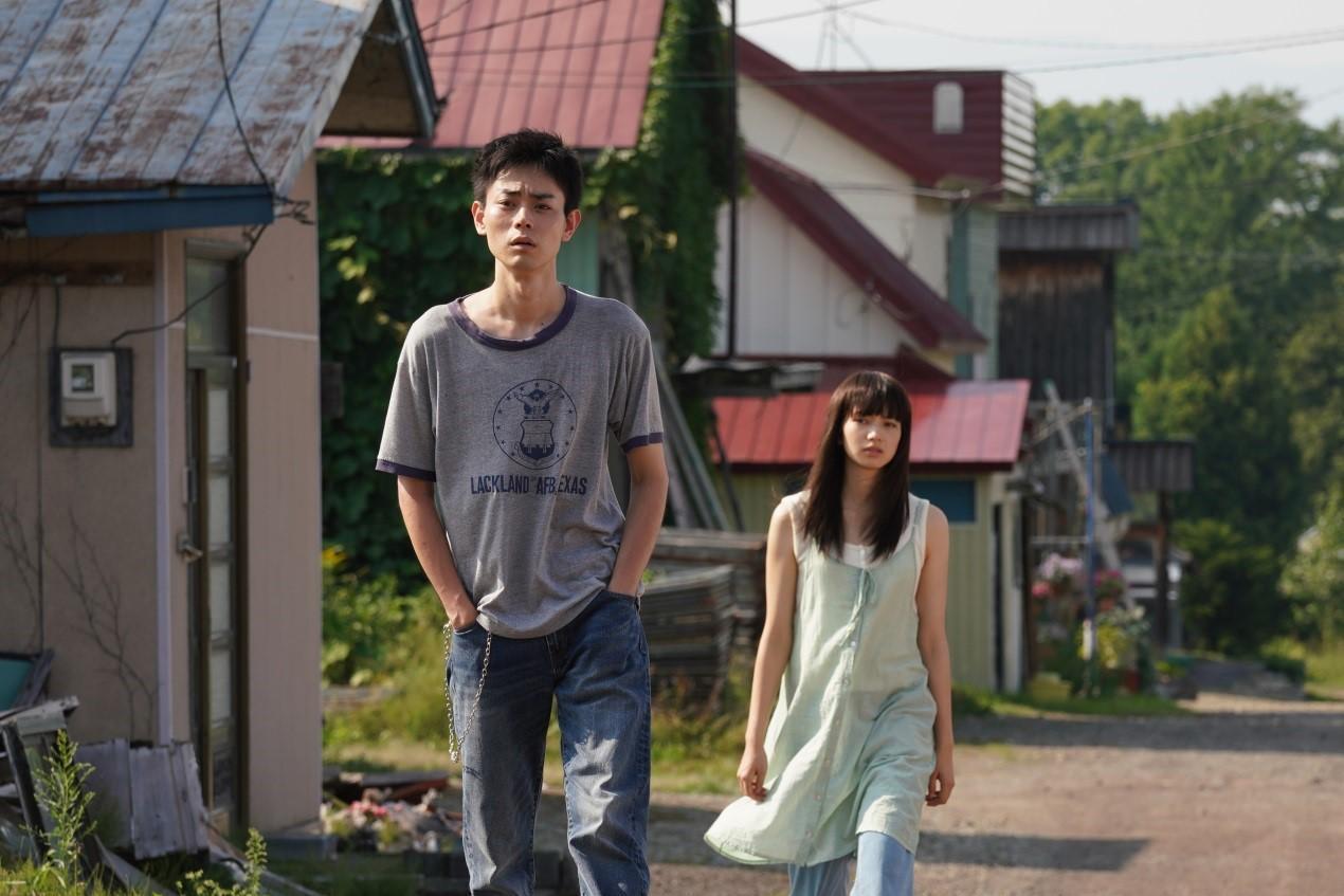 日星菅田將暉與女友小松菜奈日前宣布同居,看來好事已近,2人定情作《線:愛在相逢時》下週也將邀請觀眾搶先線上觀影。(車庫提供)