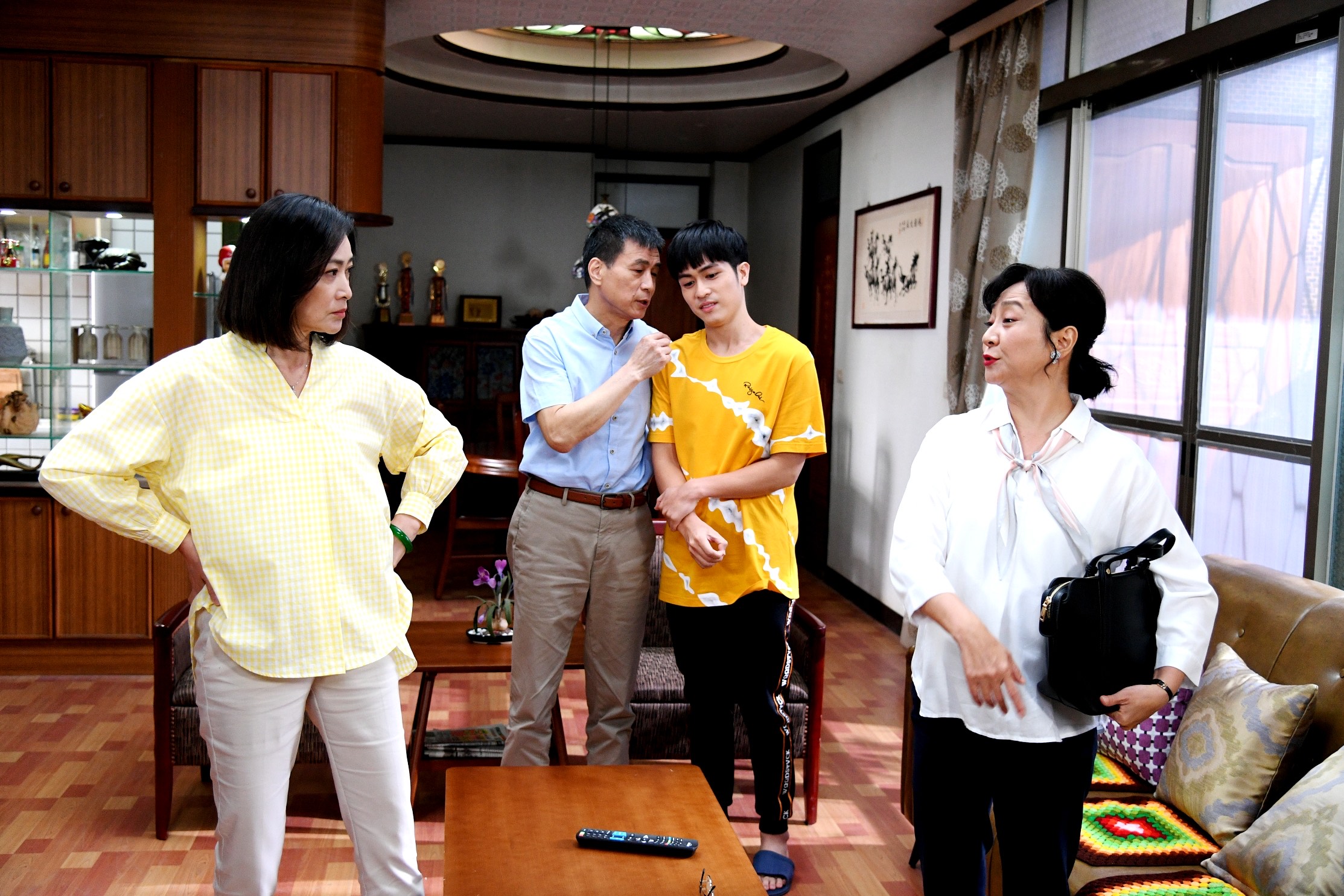 劉瑞琪（左一）與楊麗音（右一）在《小隻小豬的逆襲》中爭鋒相對。（三立提供）