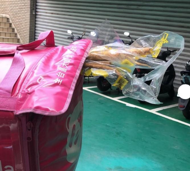 外送員送貨時，因牛蒡長度過長，無法完整裝入外送箱，只能露出一大截在外面，讓他感到十分尷尬。（翻攝自臉書社團「外送員的奇聞怪事」）