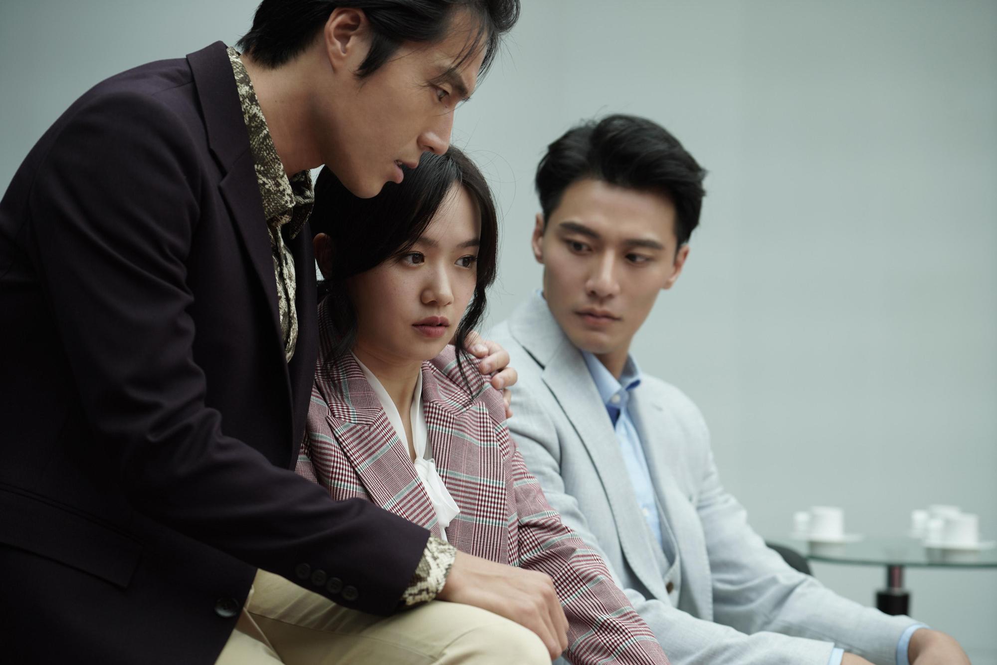 唐振剛(左)與張睿家(右)爭寵嚴正嵐(中)。(七十六号原子、myVideo提供)