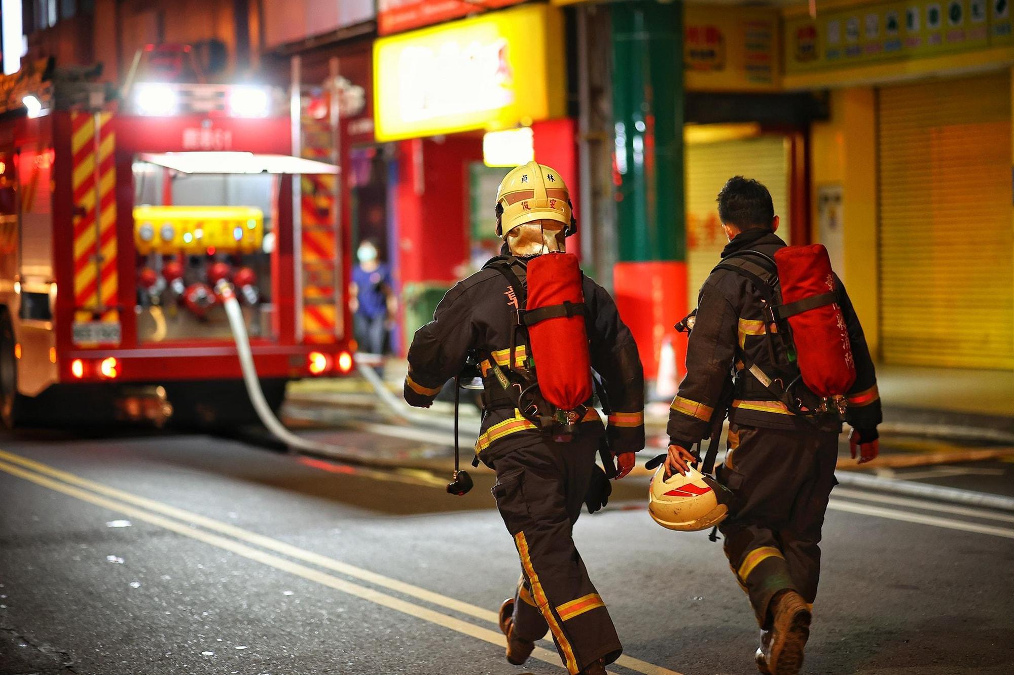 網友紀錄彰化喬友大樓警消辛苦救災畫面。（翻攝自臉書社團「彰化人大小事」/網友JJ Nian）