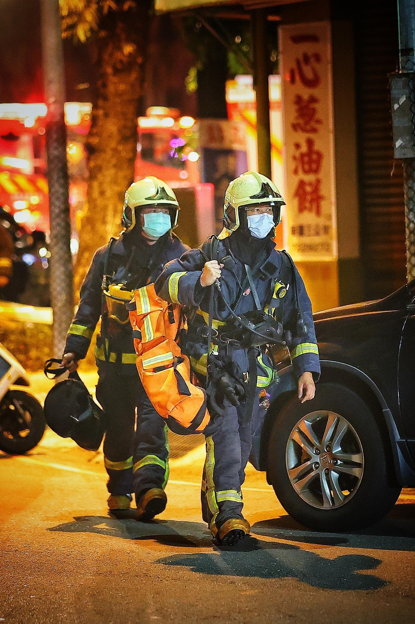 網友紀錄彰化喬友大樓警消辛苦救災畫面。（翻攝自臉書社團「彰化人大小事」/網友JJ Nian）