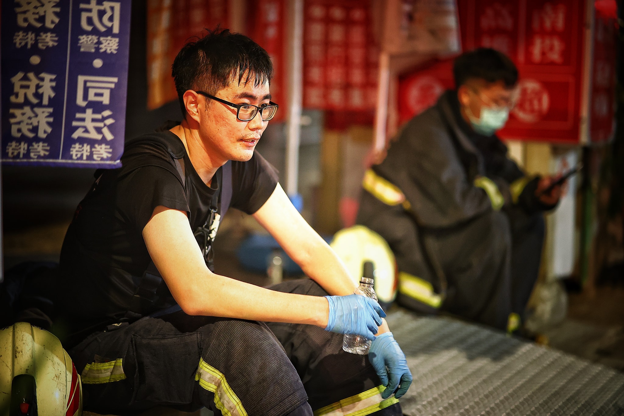 網友紀錄彰化喬友大樓警消辛苦救災畫面。（翻攝自臉書社團「彰化人大小事」/網友JJ Nian）