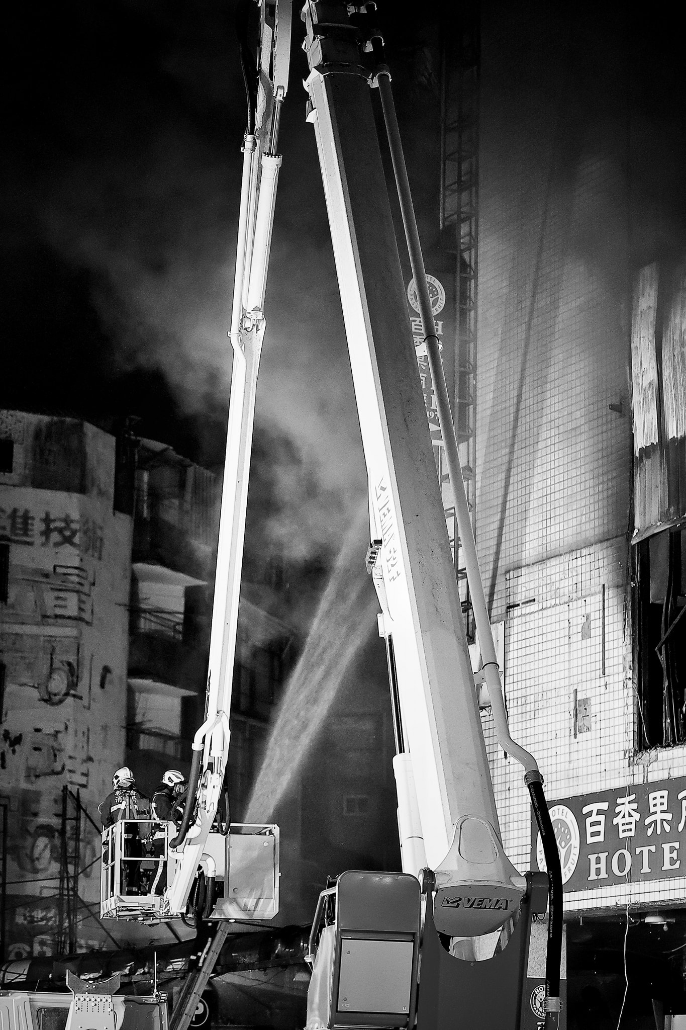 消防員噴水柱撲滅火勢。（翻攝自臉書社團「彰化人大小事」/網友JJ Nian）