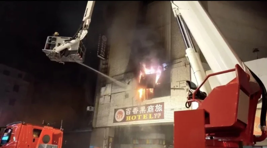 彰化喬友大樓失火，造成3名防疫旅館住客及1名消防員喪生。（翻攝自彰化踢爆臉書）