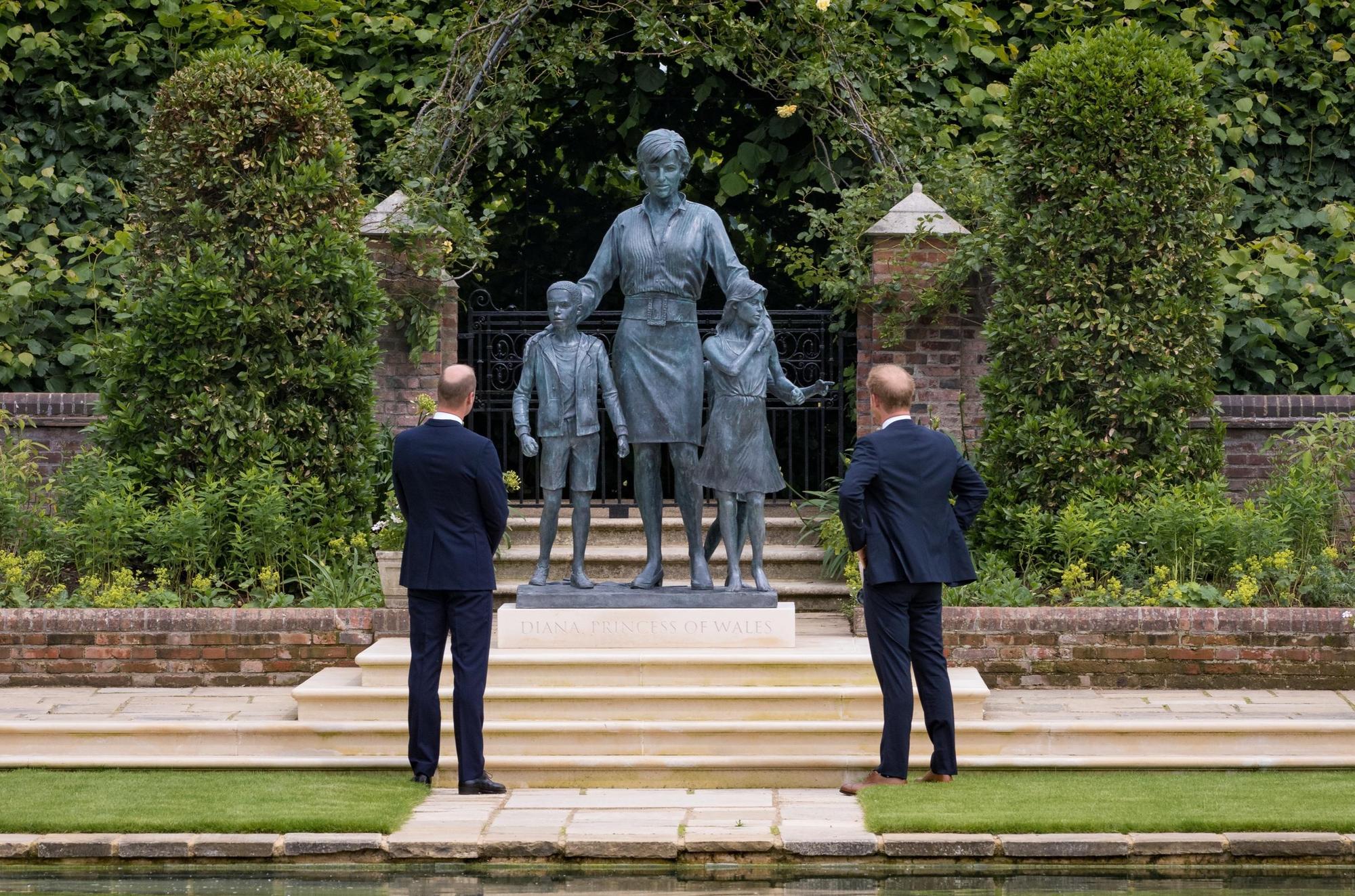 王室兄弟為了母親的紀念雕像揭幕。（翻攝KensingtonRoyal推特）