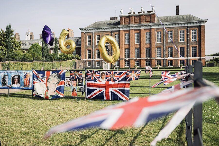 肯辛頓宮外頭有民眾為黛妃獻花慶生。（翻攝HMSussexSquad推特）